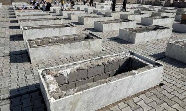 सैनिक महिलाओं से अपने घूंघट उठाने के लिए कहा गया, क्योंकि कई यजीदी आईएस के प्रतिशोध से डरते हैं