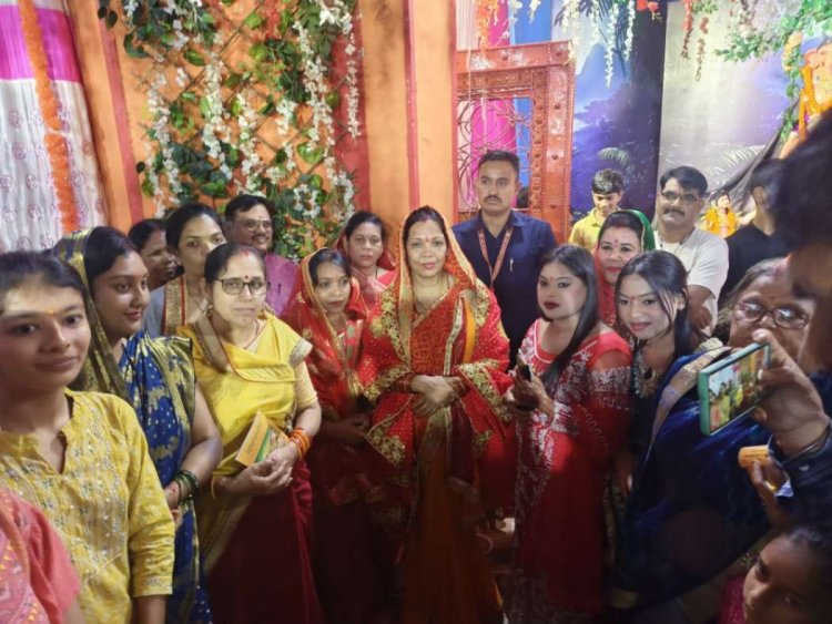 जिलेवासियों के सुख समृद्धि और शांति का कामना करने संगम सेवा गणेश पूजा के पंडाल में विराजे गणपति बप्पा की आरती करने पहुंची श्रीमती कौशल्या साय : श्रीमती साय ने गणपति बप्पा मोरिया का लगाया जयकारा