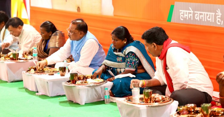 मुख्यमंत्री ने प्रधानमंत्री आवास योजना के हितग्राहियों के साथ बैठकर किया भोजन : जशपुर के श्रीमती फुलजेन्सिया एक्का और श्रीमती कुसुम सहित हितग्राहियों का जाना कुशलक्षेम