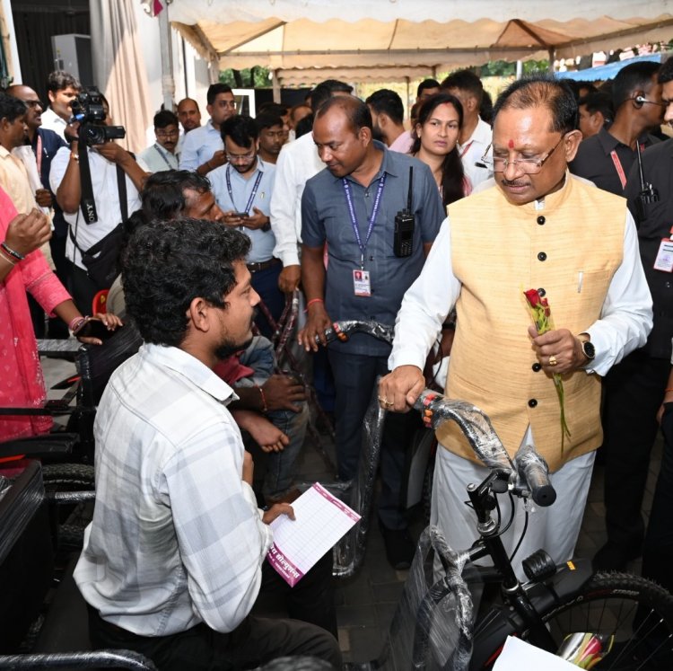 जनदर्शन : आईटीआई की पढ़ाई कर रहे राजूराम वाचम को मुख्यमंत्री के हाथों मिली मोटराइज्ड ट्राइसाइकिल  घर से हीरापुर आईटीआई जाने के लिए 11 किलोमीटर का सफर करते हैं राजू