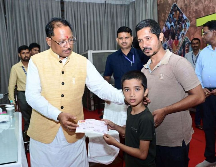 मुख्यमंत्री श्री विष्णु देव साय ने लक्ष्य के इलाज के लिए दिये 25 हज़ार रुपये का चेक  इलाज के लिए नियमित रूप से जाना पड़ता है अहमदाबाद,  मुख्यमंत्री ने कहा - लक्ष्य के स्वास्थ्य का हम रखेंगे ध्यान