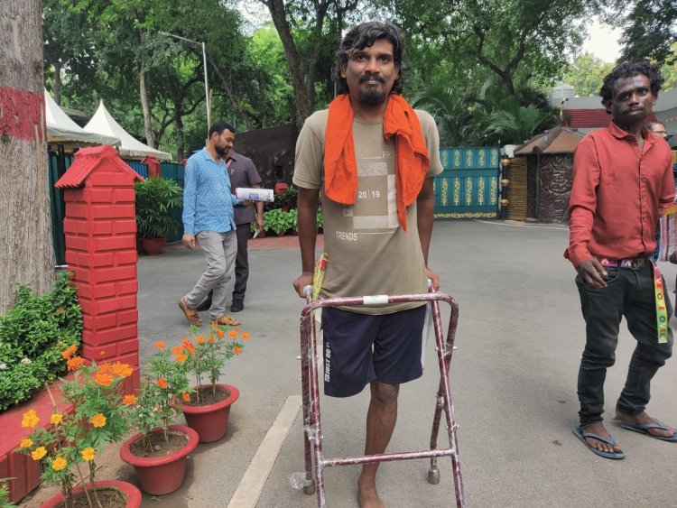 अब दिव्यांग विवेक को मिला वॉकर का सहारा जनदर्शन में मुख्यमंत्री श्री विष्णु देव साय ने दिव्यांग को दिए वॉकर