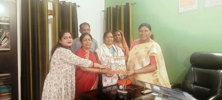 जिला ग्रंथालय में जनमन पत्रिका का किया गया वितरण  ग्रामीणों को भी बांटे पत्रिका