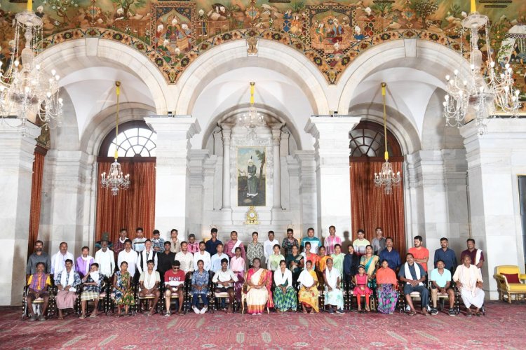 नक्सल प्रभावितों के लिए राष्ट्रपति भवन बना उम्मीद का किरण,मुख्यमंत्री की पहल से अपनी पीड़ा व्यक्त करने पहुंचे राष्ट्रपति भवन,किया राष्ट्रपति से मुलाकात