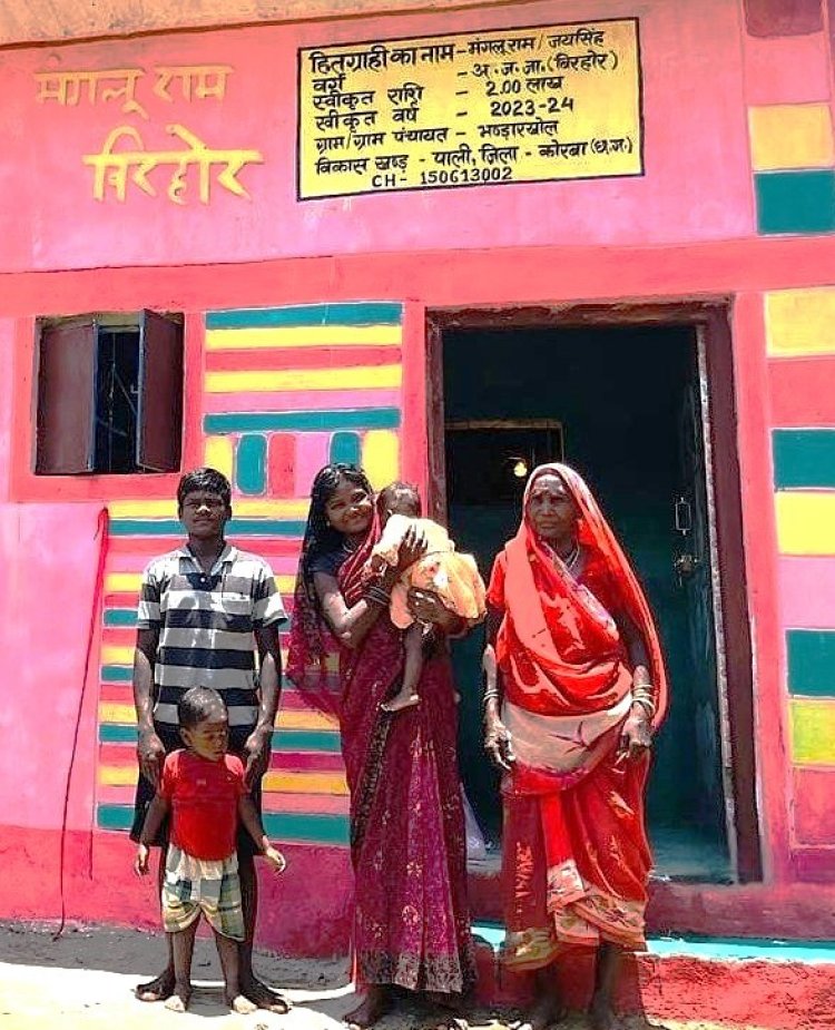 विष्णु सरकार में जंगल जाकर अब नहीं लाना पड़ेगा घास-फूस, पक्का मकान पाकर मंगलू बिरहोर हुआ खुश : बिरहोर समुदाय के मंगलू को अब तेज आंधी बारिश में छत के उड़ जाने का नहीं रहा डर