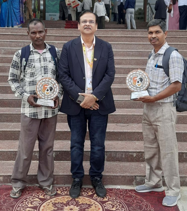 छत्तीसगढ़ को मिला सेरीकल्चर के क्षेत्र में बेस्ट एचिवर पुरस्कार केन्द्रीय मंत्री श्री गिरीराज सिंह के हाथों रेशम पालक किसानों ने ग्रहण किया पुरस्कार मुख्यमंत्री ने रेशम पालक किसानों को दी बधाई और शुभकामनाएं