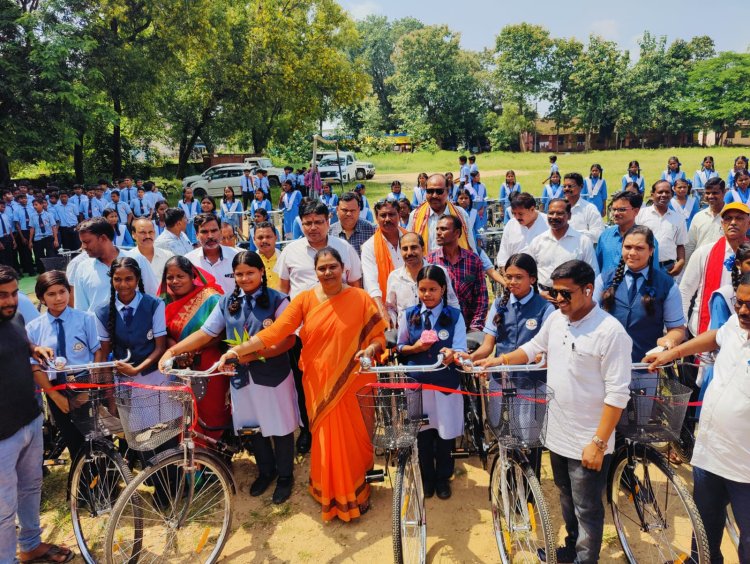 उड़ने दो किसी पतंग के जैसे आसमान को छू कर आऊँगी,क्यो डरते हो हैवानी दुनिया से अकेले सब पर भारी पड़ के आऊँगी, बेटा भाग्य से तो बेटी शौभाग्य से मिलती है   : गोमती साय