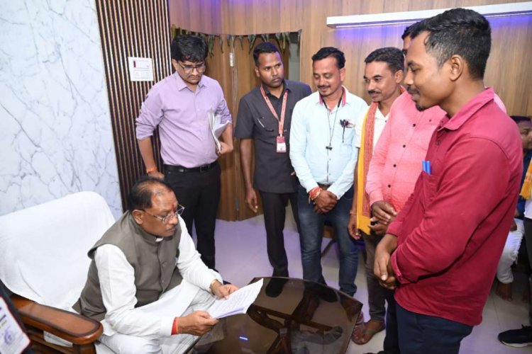विभिन्न समस्याओं और मांगों को लेकर मुख्यमंत्री साय से मिलने बगिया में लोगों का लगा रहा तांता : मुख्यमंत्री ने तत्काल उचित कार्यवाही करने दिया निर्देश