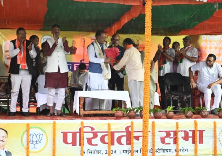परिवर्तन यात्रा में जमकर दहाड़े छत्तीसगढ़ के सीएम साय,महिलाओं ने सिर पर कलश धारण कर आरती उतार किया सीएम का आत्मीय अभिनंदन,झमाझम बारिश के बावजूद लोगों की उमड़ी भीड़