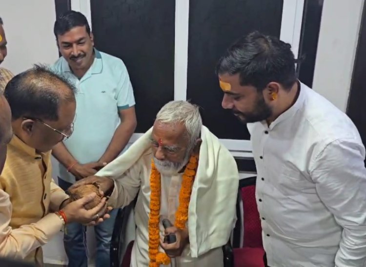 मुख्यमंत्री साय ने किया अपने 94 वर्षीय गुरु का सम्मान : शाल,श्रीफल भेंट दे पैर छूकर लिया आशीर्वाद