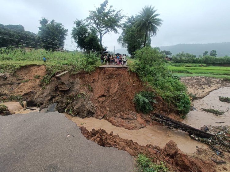 तालासीली मुख्यमार्ग के क्षतिग्रस्त होने से आवागमन हुआ पूरी तरह बाधित,बारिश और तेज बहाव से मचे कोहराम में जीवन हुआ अस्त व्यस्त,टूटा अन्य ग्रामों और मुख्यालयों से संपर्क