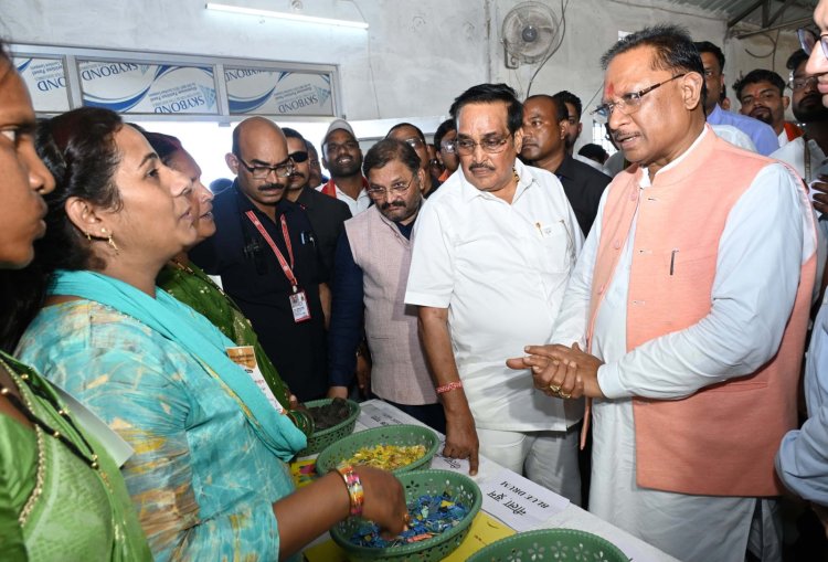 मुख्यमंत्री श्री साय एवं केंद्रीय जल शक्ति मंत्री श्री पाटिल ने प्लास्टिक वेस्ट मैनेजमेंट यूनिट का किया मुआयना प्लास्टिक कचरे की रिसाइकिल से पर्यावरण प्रदूषण में आएगी कमी मुख्यमंत्री ने महिला समूहों के प्रयास को सराहा