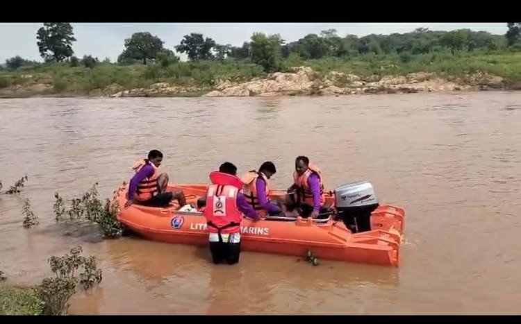 मुख्यमंत्री साय के निर्देश पर वर्षा से प्रभावित लोगों को राहत पहुंचाने जिला प्रशासन ने कसी कमर,कुनकुरी ईब नदी में फंसे मवेशियों को जवानों ने सुरक्षित स्थानों में पहुंचाया