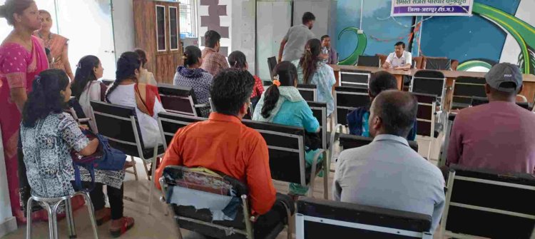 डीईओ ने औचक निरीक्षण कर दिया शिक्षकों को सख्त हिदायत,कहा किसी प्रकार की लापरवाही नहीं करेंगे बर्दाश्त,बच्चों पर नियंत्रण नहीं होने से शिक्षकों पर होगा कार्यवाही