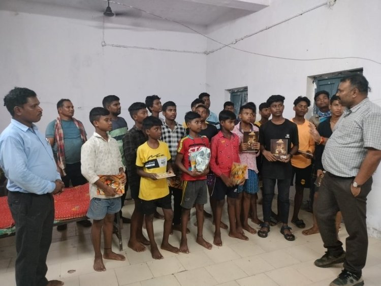 कलेक्टर डॉ मित्तल ने नोडल अधिकारियों को जिले के छात्रवासों का निरीक्षण के दिए निर्देश*  *जांच के लिए तय किए गए 112 बिंदु,  हर माह जांच प्रतिवेदन प्रस्तुत करने के निर्देश  अधिकारियों ने हॉस्टल के बच्चों के साथ किया भोजन, वितरित किए उपहार सामग्री
