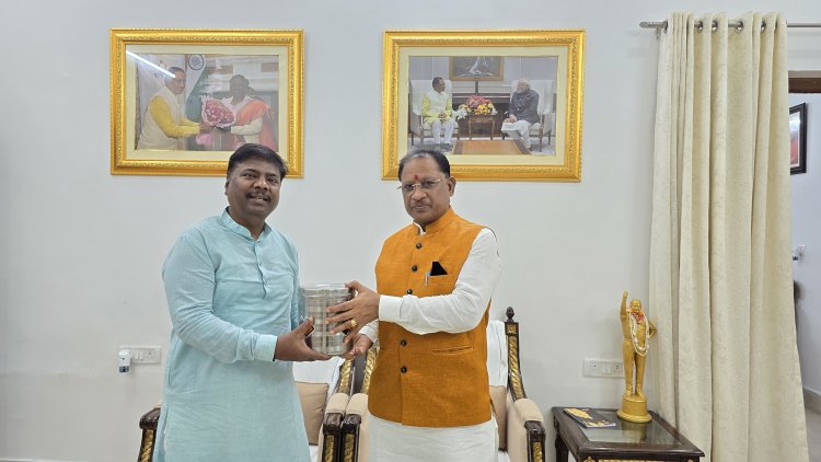 शारदीय नवरात्रि पर्व के पावन अवसर पर मुख्यमंत्री साय को वन मंत्री ने किया अबूझमाड़ का शुद्ध देशी घी भेंट