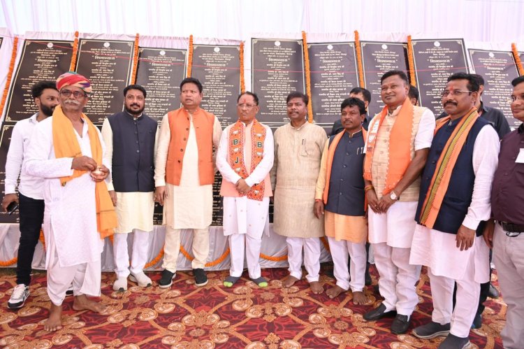 मुख्यमंत्री के हाथों नक्सल हिंसा से 70 प्रभावितों को मिला विभिन्न विभागों में नियुक्ति आदेश : सीएम ने किया तेन्दूपत्ता संग्राहकों को 14 करोड़ 9 लाख रूपए की बोनस राशि वितरित