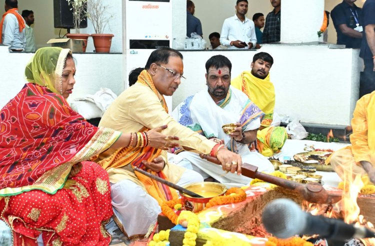 मुख्यमंत्री श्री विष्णु देव साय ने विधि विधान के साथ पूजा अर्चना कर नवा रायपुर स्थित नए मुख्यमंत्री निवास में गृहप्रवेश किया