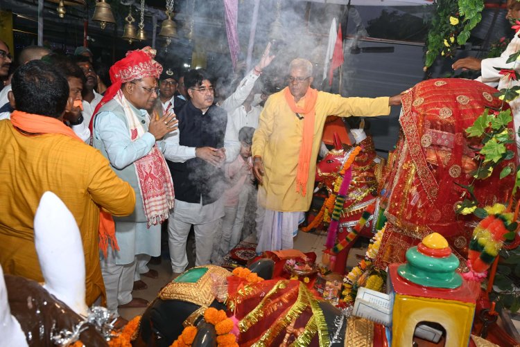 मुख्यमंत्री श्री विष्णु देव साय ने की अंगार मोती दाई की पूजा-अर्चना मुख्यमंत्री ने माता को 108 मीटर लंबी लाल चुनरी भेंटकर प्रदेशवासियों के सुख-समृद्धि और खुशहाली की कामना