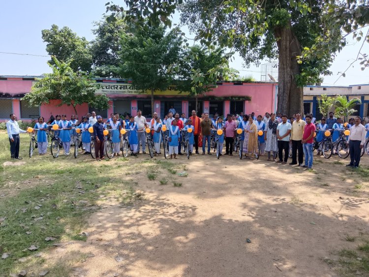 पंडरीपानी शासकीय कन्या उ मा विद्यालय में छात्राओं को किया गया सायकल वितरण