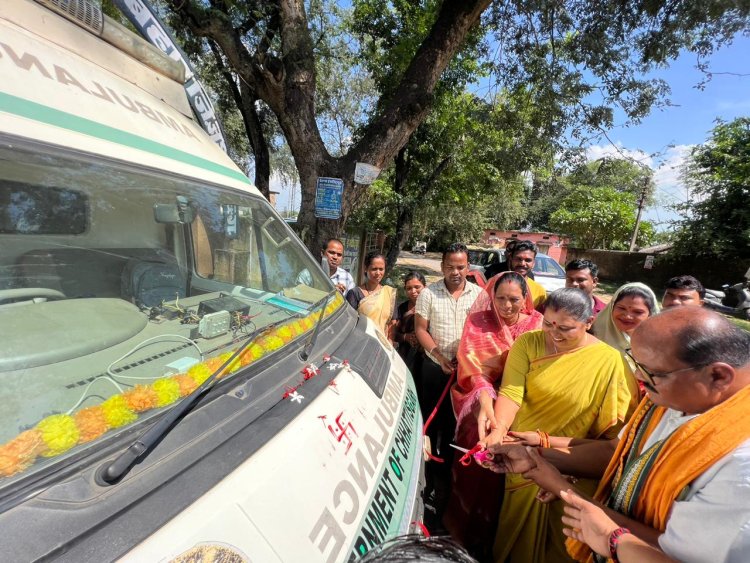 बागबहार में एंबुलेंस सेवा को हरी झंडी दिखाकर विधायक श्रीमती गोमती साय ने किया शुभारंभ : क्षेत्र में बेहतर स्वास्थ्य सुविधा के लिए विधायक हैं हमेशा तत्पर,भाजपा नेताओं ने सीएम व विधायक का जताया आभार