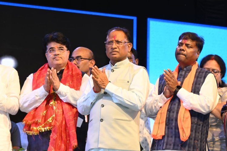 मुख्यमंत्री श्री विष्णु देव साय ने भगवान शिव के रुद्राभिषेक और महाआरती में हुए शामिल 108 जल संरचनाओं से एकत्र जल का किया अर्पण प्रदेश के सुख समृद्धि और खुशहाली की कामना की