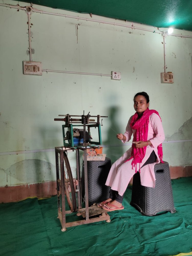 सशक्त महिला नारी सशक्तिकरण की दिशा में अग्रसर होता जशपुर जिला : टसर धागाकरण के क्षेत्र में अतिरिक्त आय अर्जित कर महिलाएं कर रही अपना सपना पूरा