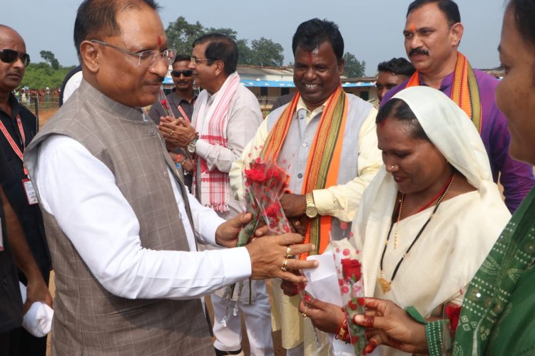 मुख्यमंत्री श्री विष्णुदेव साय सर्व आदिवासी समाज के जिला स्तरीय कर्मा महोत्सव में शामिल होने सूरजपुर जिले के सिलौटा पहुंचे,  हेलीपेड पर जनप्रतिनिधियों ने किया आत्मीय स्वागत