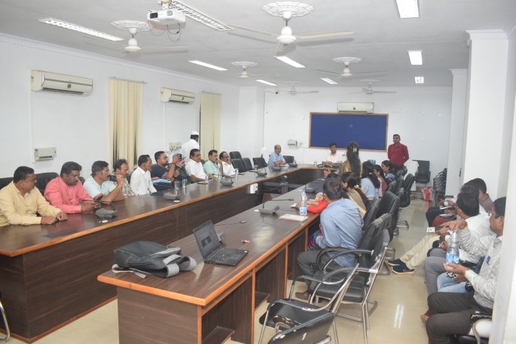 नगरपालिका एवं त्रिस्तरीय पंचायतों के आम व उप निर्वाचन 2024 की तैयारी के संबंध में कलेक्टर डॉ.रवि मित्तल ने किया महत्वपूर्ण पत्रकार वार्ता आयोजित : मतदाता सूची निर्वाचक नामावली का प्रारंभिक प्रकाशन की दी जानकारी