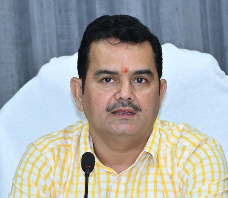 शासन की योजनाओं को समाज के अंतिम व्यक्ति तक पहुंचाने में जनसंपर्क विभाग के अधिकारियों की भूमिका महत्वपूर्ण : श्री पी. दयानंद,   शासन की योजनाओं का बेहतर प्रचार-प्रसार सुनिश्चित करने के दिए निर्देश,    जनसंपर्क विभाग के सचिव श्री पी. दयानंद ने की विभागीय काम-काज की समीक्षा