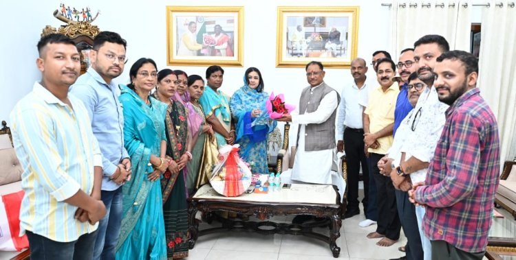 मुख्यमंत्री विष्णुदेव साय ने कहा दिलीप सिंह जूदेव के सपने का विकसित व आत्मनिर्भर जशपुर किया जायेगा साकार,राज्य महिला आयोग की सदस्या श्रीमती प्रियवंदा सिंह जूदेव ने किया सीएम से सौजन्य मुलाकात
