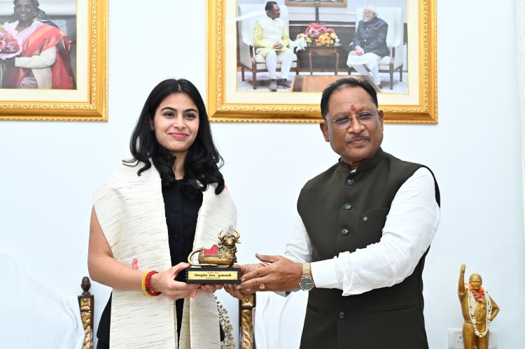 मुख्यमंत्री साय ने 2024 में कांस्य पदक विजेता निशानेबाज सुश्री मनु भाकर की सराहना कहा इनकी उपलब्धि से पूरा देश हुआ गौरवान्वित : मुख्यमंत्री से ओलम्पिक मेडलिस्ट सुश्री मनु भाकर ने की मुलाकात