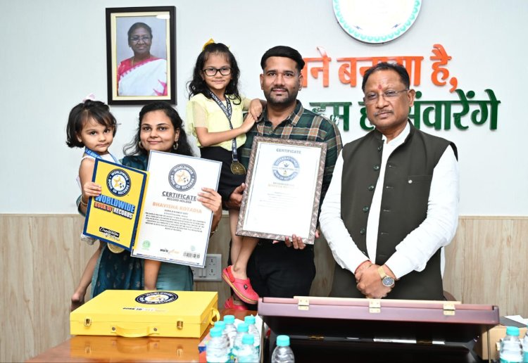 नन्ही रिकॉर्ड होल्डर बेटियों को मुख्यमंत्री ने दिया आशीर्वाद, 6 वर्षीय भव्या कोटडिया को अविष्कारकों और 3 वर्षीय भविषा कोटडिया को 100 देशों की राजधानियों का नाम याद है