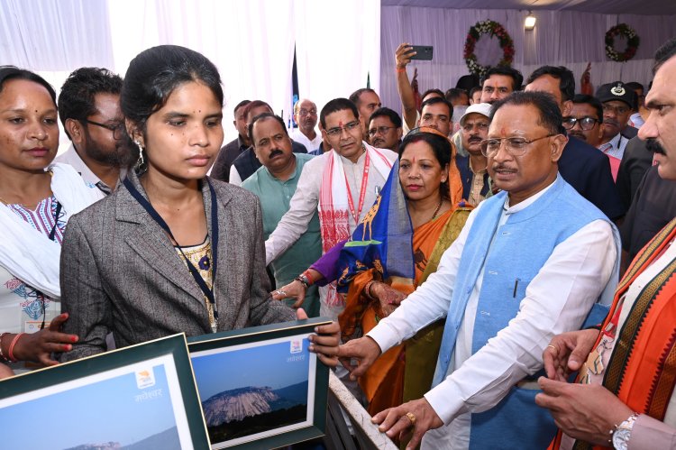 मुख्यमंत्री साय ने वाद्य यंत्र खरीदी के लिए दृष्टि बाधित विशेष विद्यालय को 01 लाख रूपए देने किया घोषणा : दिव्यांगजनों के गीत सुनकर दी शाबाशी
