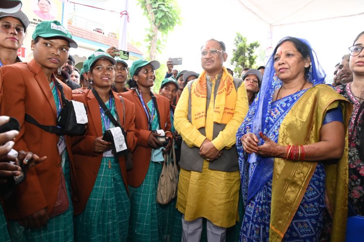 मुख्यमंत्री साय ने किया बिजली सखियों को  बिजली किट वितरण : स्व-सहायता समूह की महिलाओं को रोजगार से जोड़ने हो रही सार्थक पहल