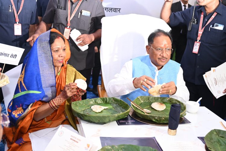मुख्यमंत्री ने जशपुर के पारम्परिक भोजन व व्यजनों का लिया स्वाद, परोसा गया था आदिवासी संस्कृति से जुड़ी अंगाकर, मडुवा रोटी, हडुवा चटनी सहित अन्य व्यंजन