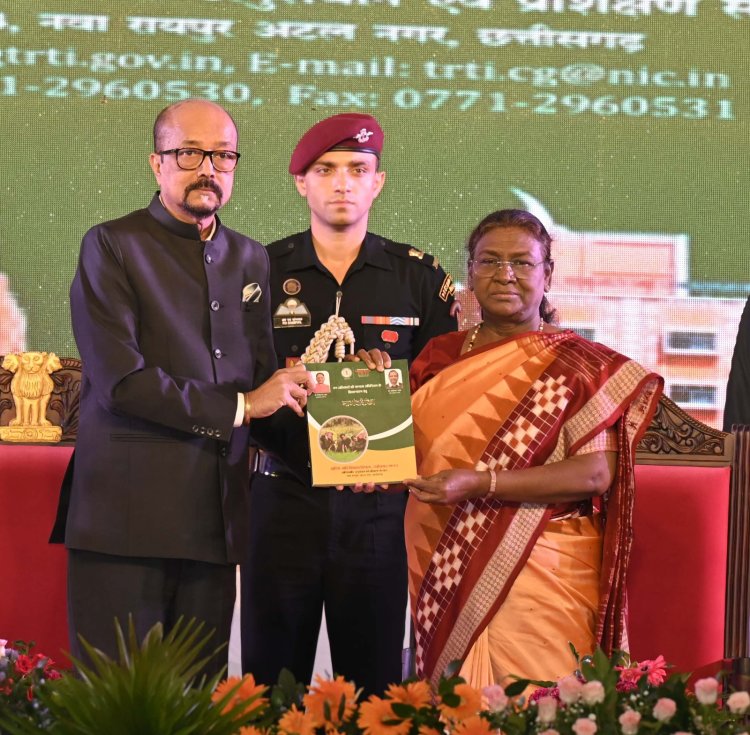 राष्ट्रपति श्रीमती द्रौपदी मुर्मु ने छत्तीसगढ़ की जनजातीय संस्कृति और सशक्तिकरण पर केंद्रित पुस्तकों का किया विमोचन