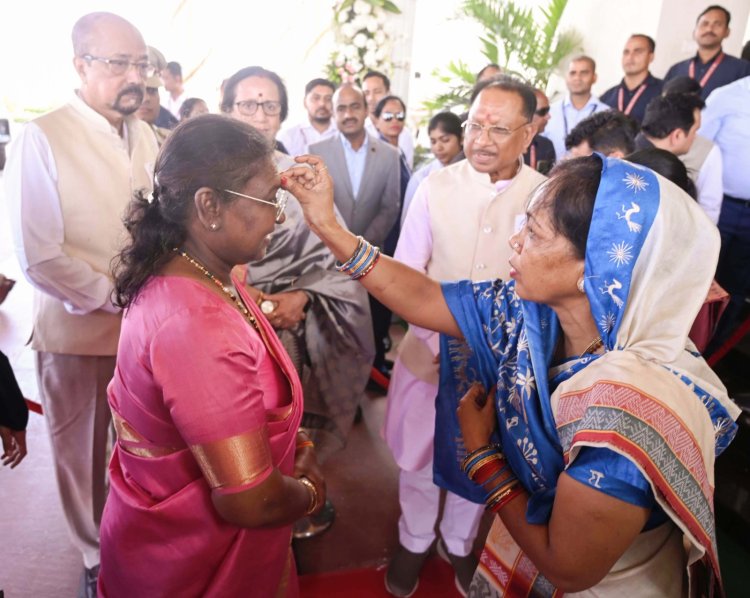 राष्ट्रपति श्रीमती द्रौपदी मुर्मु का नवा रायपुर स्थित सीएम हाउस में हुआ आत्मीय स्वागत : मुख्यमंत्री के परिवारजनों से की आत्मीय मुलाकात