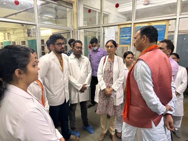 स्वास्थ्य मंत्री ने किया मेकाहारा अस्पताल का निरीक्षण, मोतियाबिंद ऑपरेशन कराने वाले मरीजों से की मुलाकात, अस्पताल की सुविधाओं का लिया जायजा
