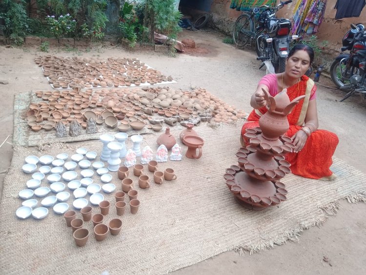 स्व-सहायता समूहों की महिलाएं मिट्टी के आकर्षक दीये और अन्य बर्तन बना कर रही कमाई   बिहान योजना से मिली मदद, बनाए सामानों की बाजार में अच्छी खासी है मांग