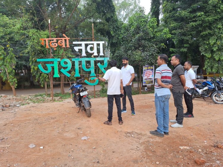 जशपुरनगर की समुचित व्यवस्था सुधरवाने खुद कलेक्टर रोहित व्यास ने संभाला मोर्चा,सुबह सुबह नगर भ्रमण कर शहर की साफ सफाई,पेयजल सहित चौक चौराहों पर लगे स्ट्रीट लाइट की व्यवस्था का लिया जायजा,दिया व्यवस्था दुरुस्त करने का निर्देश