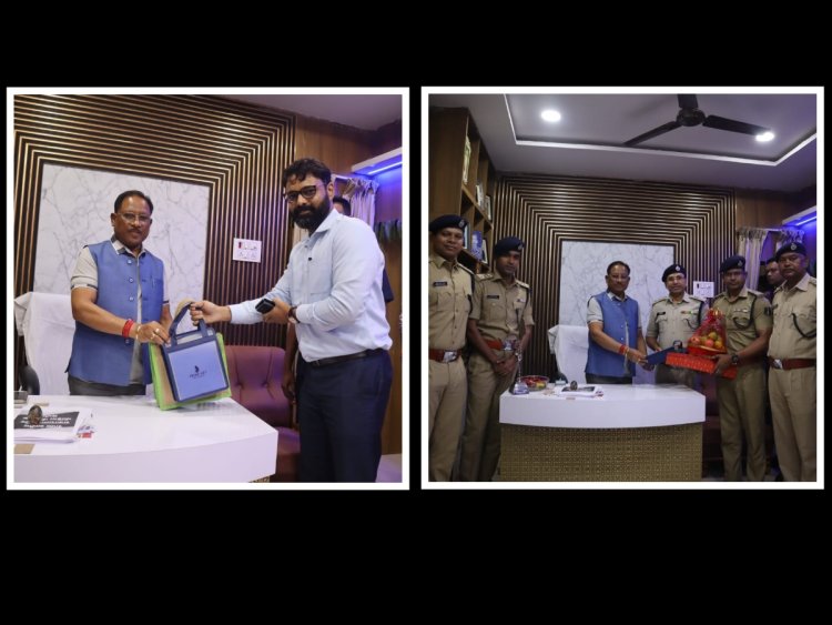 मुख्यमंत्री के गृह ग्राम बगिया पहुंच जशपुर कलेक्टर रोहित व्यास और पुलिस अधीक्षक शशि मोहन सिंह ने मुख्यमंत्री साय से की सौजन्य मुलाकात,दी दीपावली की शुभकामनाएं