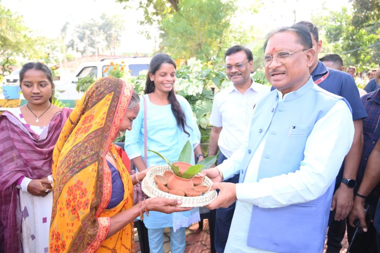 मुख्यमंत्री श्री विष्णुदेव साय ने प्रधानमंत्री आवास योजना के हितग्राहियों को दीपावली का दिया उपहार,   हितग्राहियों ने मुख्यमंत्री को सुख- समृद्धि की कामना के साथ धान की बाली उपहारस्वरूप प्रदान किया,  मुख्यमंत्री ने तिलासो बाई से मिट्टी के दिये और कलश की खरीदी की
