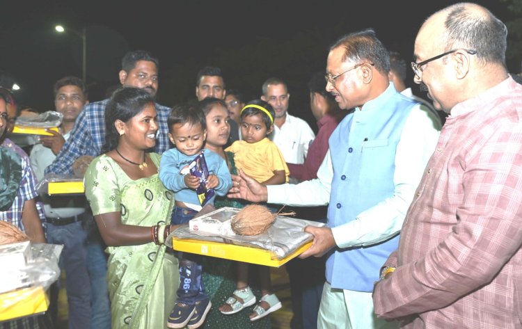 मुख्यमंत्री ने नवा रायपुर में सफाई कर्मियों के साथ बांटी दीवाली की खुशियां,  सफाई कर्मियों को मिठाई और उपहार दिए