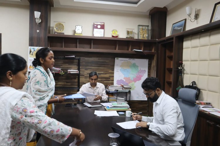 कलेक्टर ने जनदर्शन में लोगों की समस्या सुनी,  अधिकारियों को सभी आवेदनों का गंभीरता से निराकरण करने के दिए निर्देश,  अनुकम्पा और पेंशन प्रकरण का निराकरण संवेदनशील होकर करने के लिए कहा