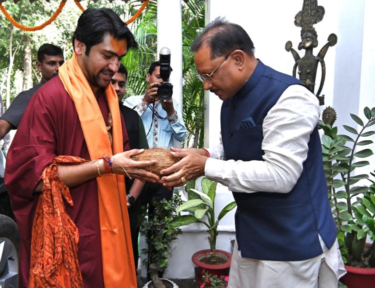 मुख्यमंत्री ने बागेश्वर धाम के पीठाधीश्वर पं. धीरेंद्र शास्त्री से आशीर्वाद ग्रहण किया