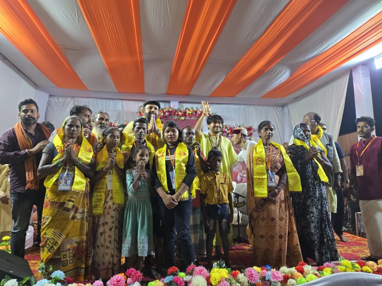 पीठाधीश्वर पूज्य पं. धीरेन्द्र कृष्ण शास्त्री के आर्शीवाद एवं मार्गदर्शन में प्रबल प्रताप सिंह जूदेव ने 11 परिवारों का सनातन धर्म में कराया घर वापसी