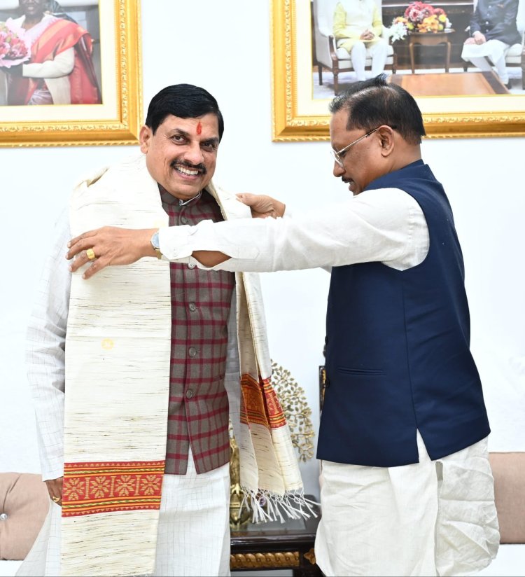 मुख्यमंत्री श्री विष्णु देव साय ने मध्यप्रदेश के मुख्यमंत्री डॉ. मोहन यादव का अपने निवास में आत्मीय स्वागत किया