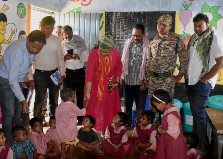 पंचायत एवं ग्रामीण विकास विभाग की प्रमुख सचिव ने अबूझमाड़ के कई गांवों का दौरा कर विकास कार्यों का लिया जायजा : कुपोषण रोकथाम के लिए आंगनबाड़ी कार्यकर्ताओं को दिए आवश्यक निर्देश