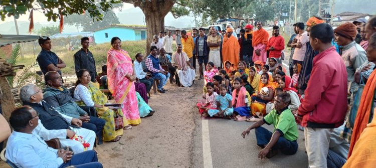 जशपुर विधायक ने झारखंड के टांगीनाथ में झोंकी ताकत : किया भाजपा प्रत्याशी के पक्ष में मतदान करने का अपील,ग्रामीणों को डबल इंजन की सरकार बनाने किया जागरूक